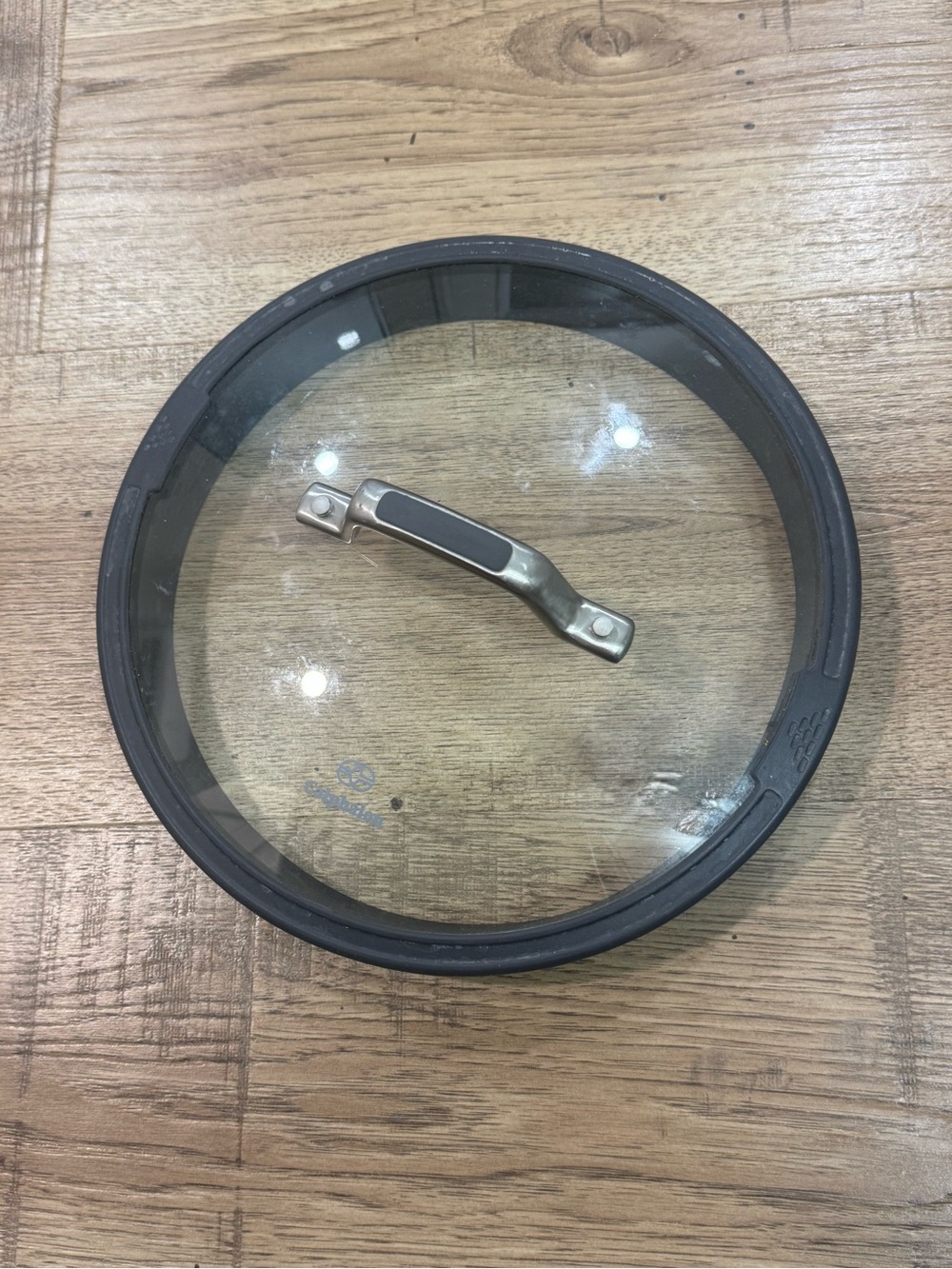 Calphalon logo on a glass lid